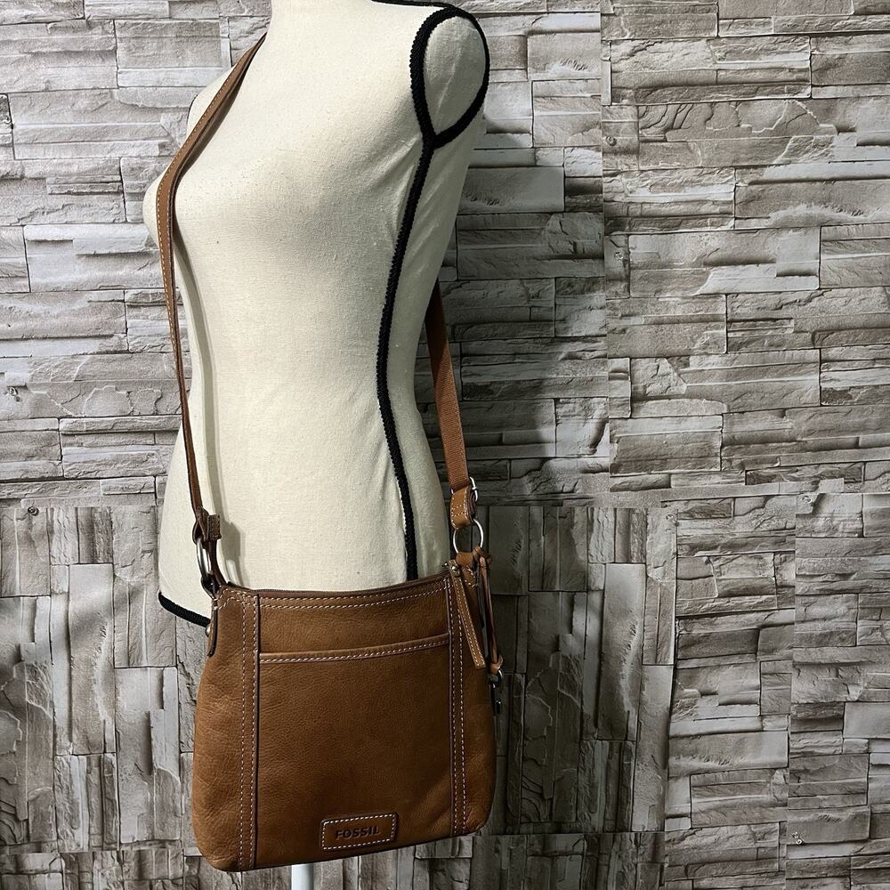 Vintage 1970s Fossil Style Leather Purse Crossbody Bag w Silver Hang Tag Charm